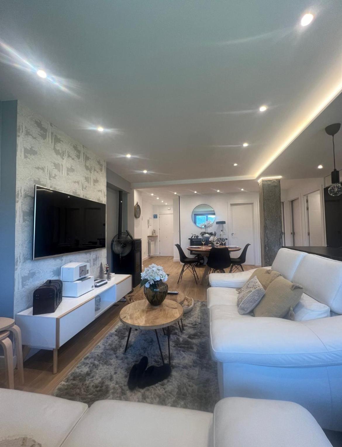 San Bernardo De Lujo Con Ascensor, Wifi Y Vistas A Collarada Appartement